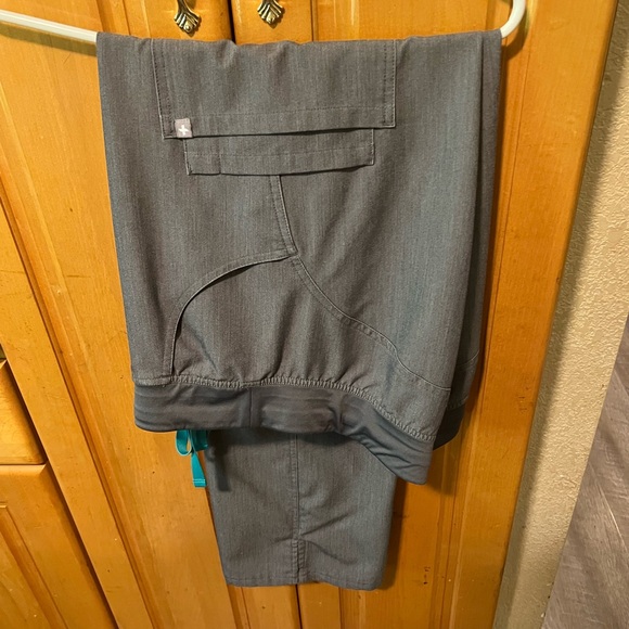 Figs Graphite Scrub Set - Picture 2 of 3